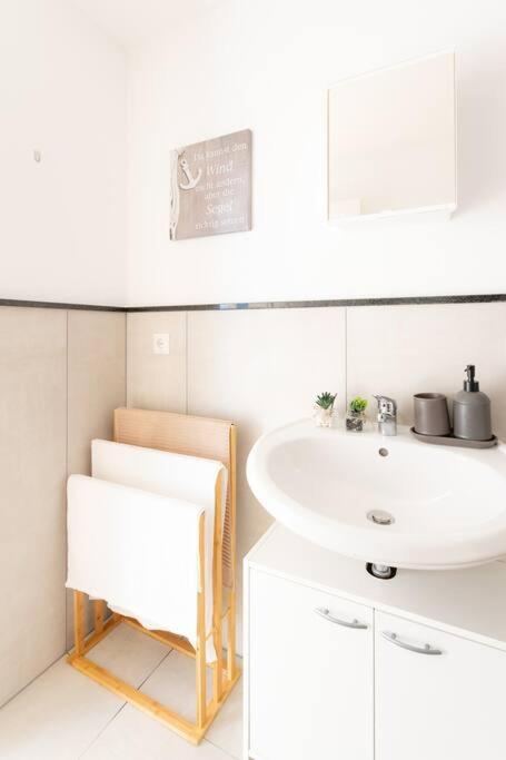 - Sea Apartment Duisburg Center & Parking Spaces & Kingsize Bett - Central Station Hbf - Zewnętrze zdjęcie